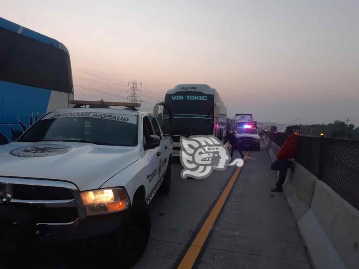 Choca autobús contra tráiler con arena sílica en la Orizaba-Puebla