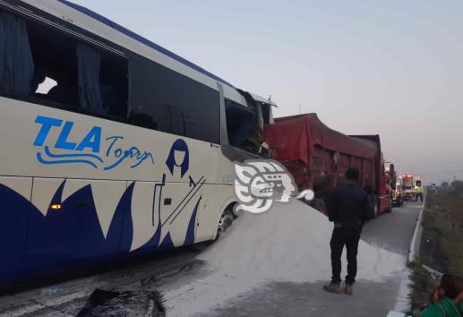 Accidente de autobús contra tráiler en la Orizaba-Puebla deja varios lesionados (+Video)