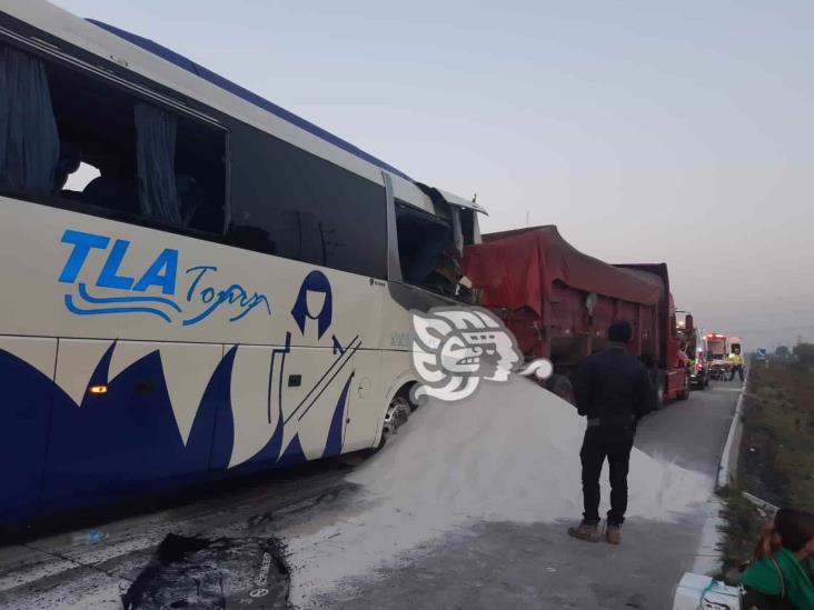 Choca autobús contra tráiler con arena sílica en la Orizaba-Puebla