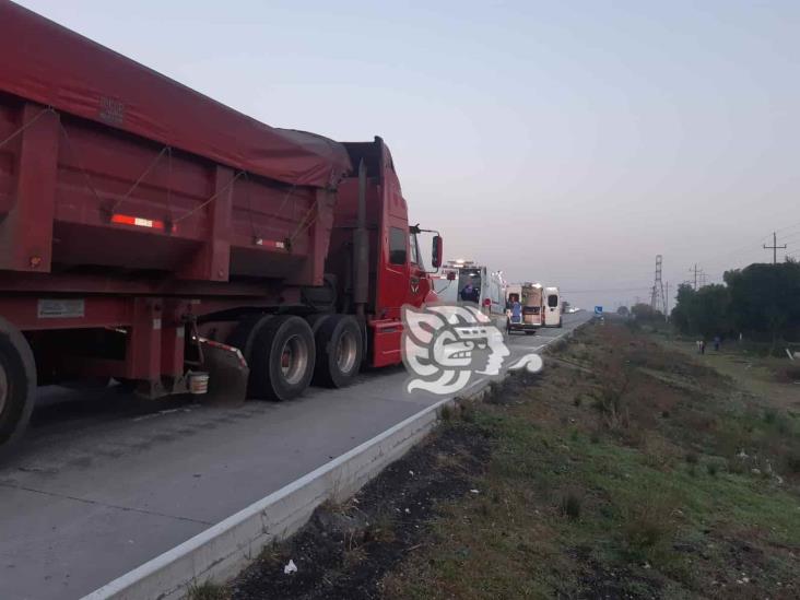 Choca autobús contra tráiler con arena sílica en la Orizaba-Puebla