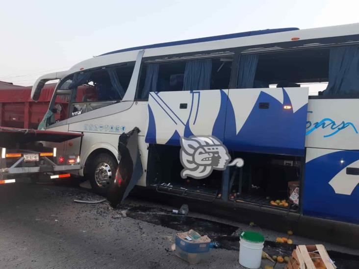 Choca autobús contra tráiler con arena sílica en la Orizaba-Puebla