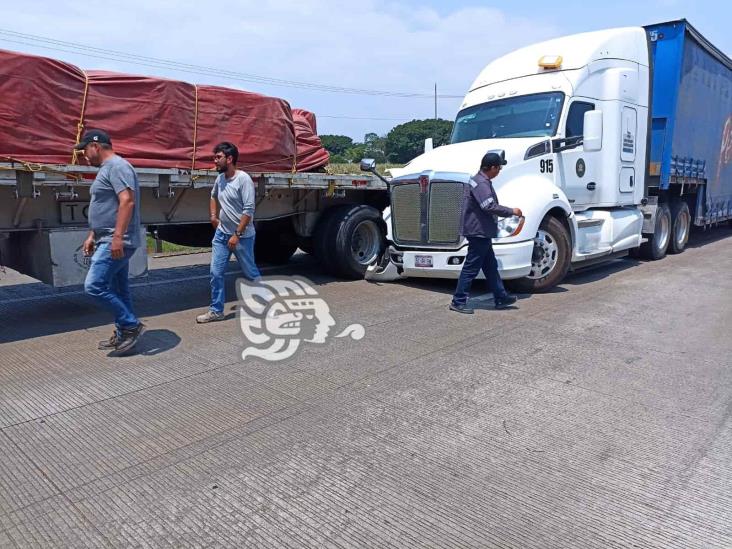 Choque de tráileres paraliza la Córdoba-Veracruz