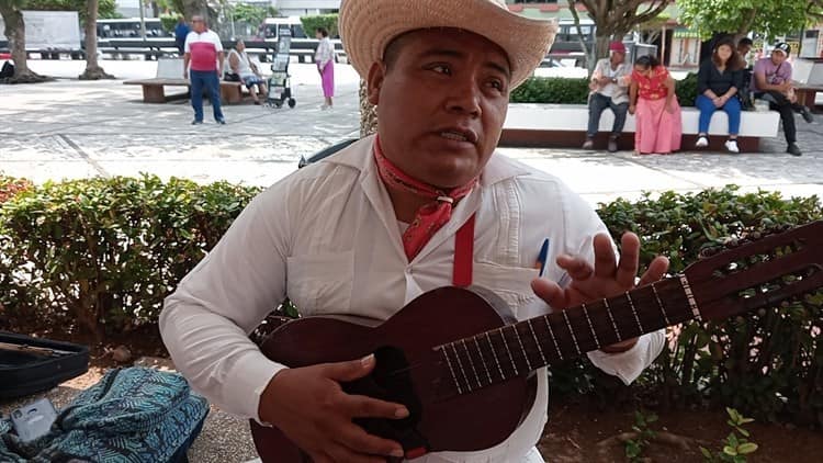 Jaraneros comparten el amor por la música; se alistan para tocar en pachanga (+Video)