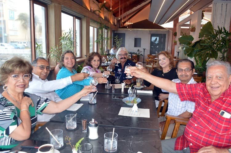 Amigos se reúnen para brindar por el Doctor Mario González Santés