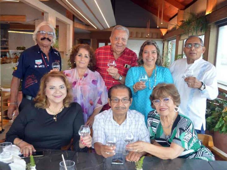 Amigos se reúnen para brindar por el Doctor Mario González Santés