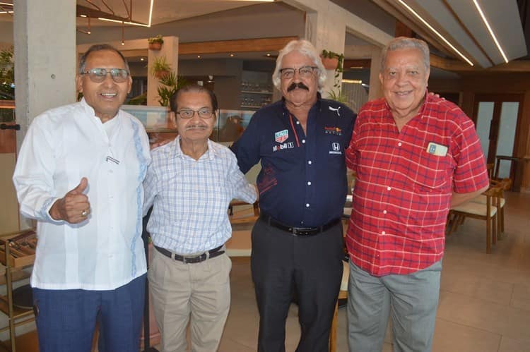 Amigos se reúnen para brindar por el Doctor Mario González Santés