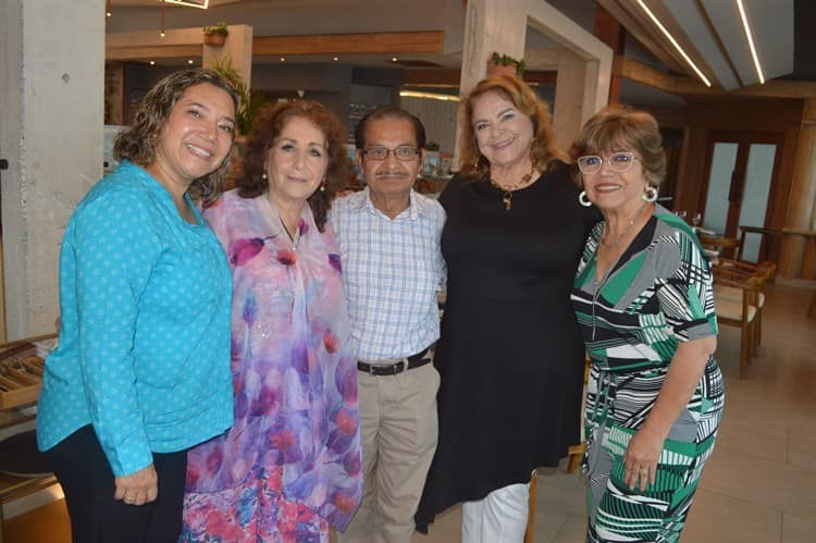 Amigos se reúnen para brindar por el Doctor Mario González Santés