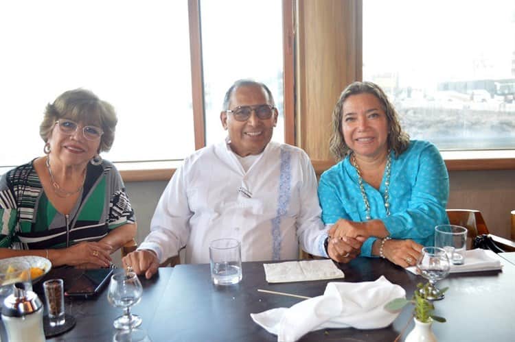 Amigos se reúnen para brindar por el Doctor Mario González Santés