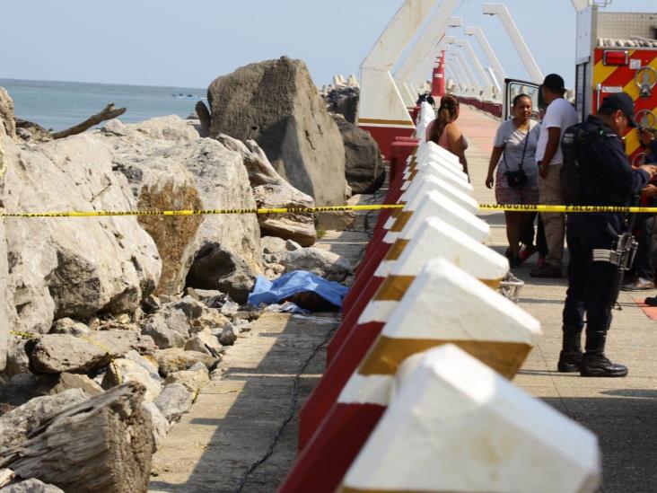 Paseo en Las Escolleras termina en tragedia; muere ahogado ante su familia