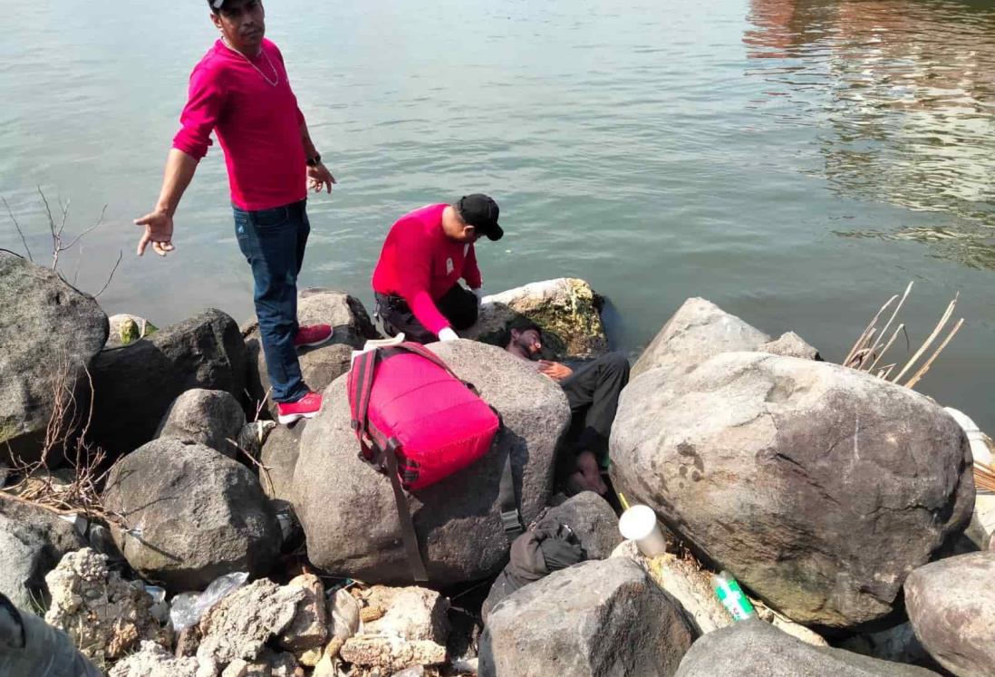 ¡Siesta mortal! Confunden a indigente con cadáver en río Coatzacoalcos