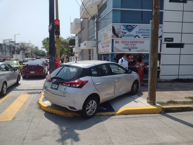 ¡Hasta la banqueta! Conductores chocan sus automóviles en avenida de Veracruz