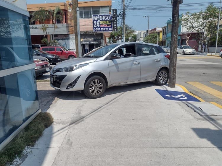 ¡Hasta la banqueta! Conductores chocan sus automóviles en avenida de Veracruz