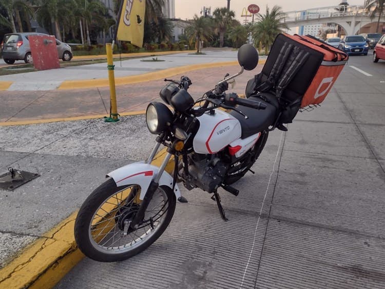 Motociclista se impacta por alcance contra taxi en Boca del Río(+Video)