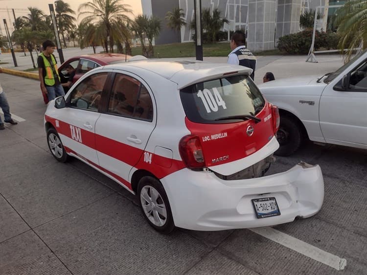 Motociclista se impacta por alcance contra taxi en Boca del Río(+Video)