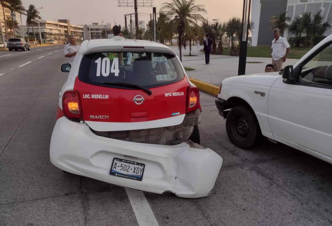 Motociclista se impacta por alcance contra taxi en Boca del Río(+Video)