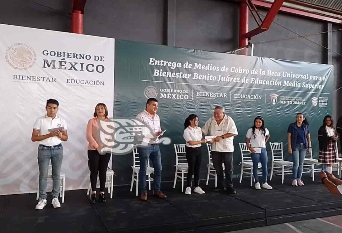 Entregan tarjetas para el cobro de becas Benito Juárez en Ixtaczoquitlán (+Video)