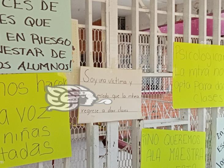 Por presunto maltrato psicológico, exigen salida de maestra en primaria de Misantla