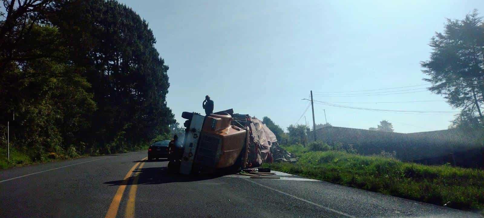 Vuelca tráiler con block en carretera federal de la zona centro de Veracruz