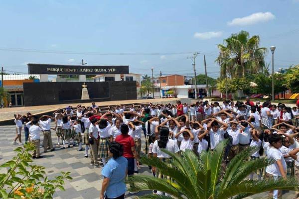 Desalojan escuelas, palacio, centro comercial y hospital en Oluta por Simulacro Nacional 2023
