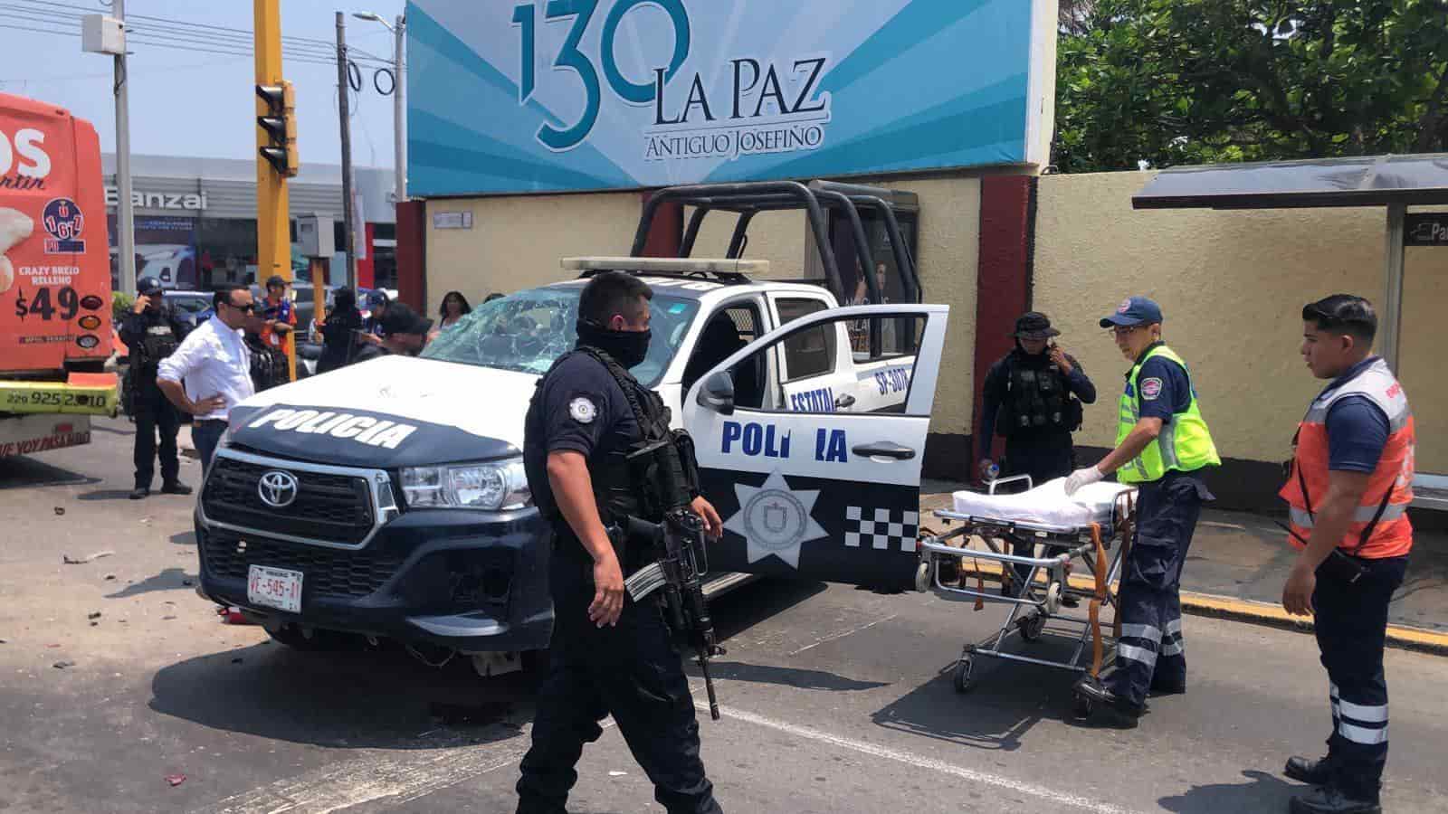 Camión urbano choca a patrulla en Boca del Río; policía herido (+video)