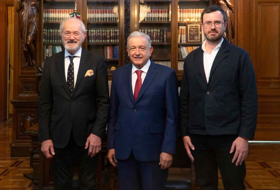 AMLO recibe a padre y hermano de Julian Assange en Palacio Nacional