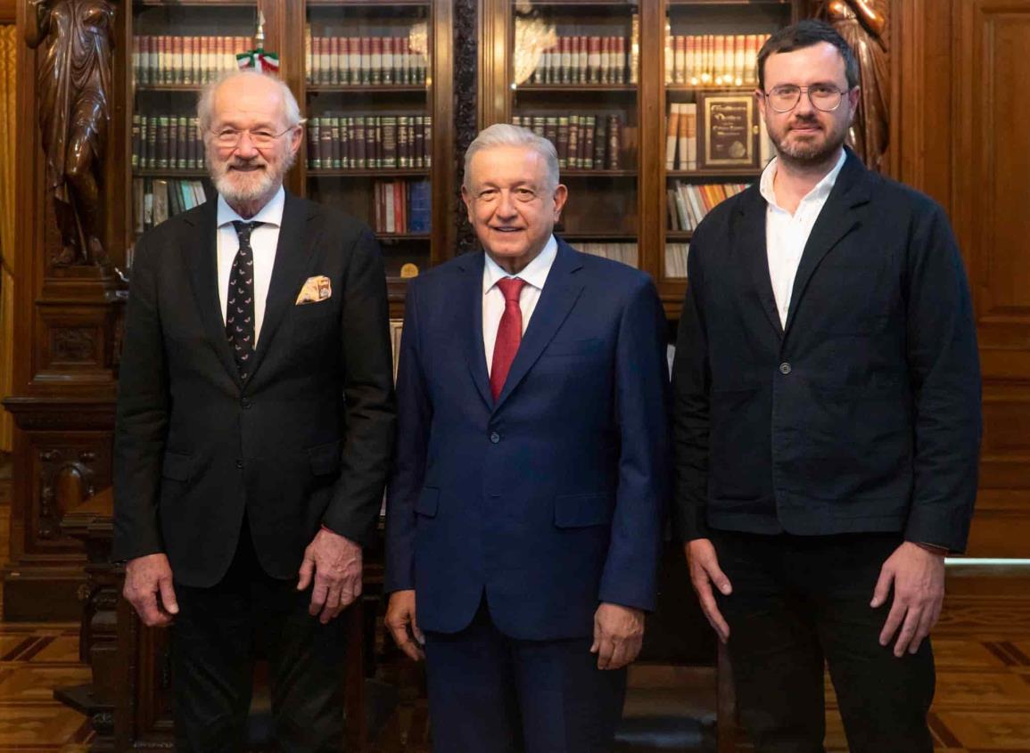 AMLO recibe a padre y hermano de Julian Assange en Palacio Nacional