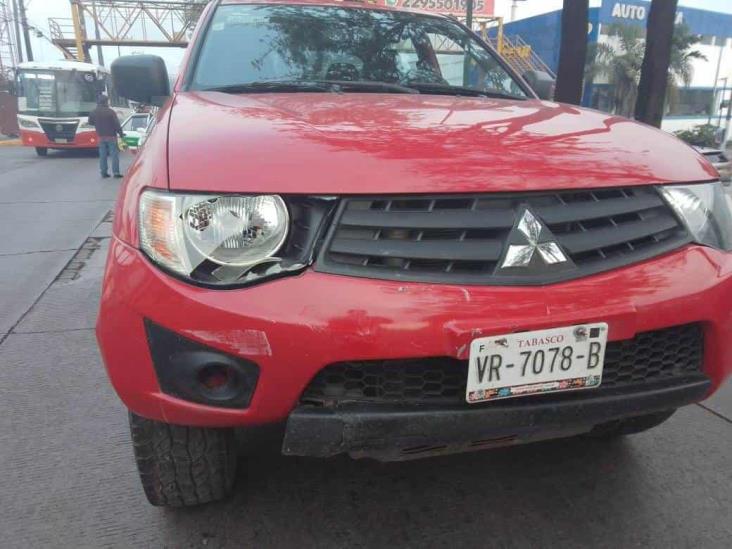 Camioneta choca contra taxi en la avenida Lázaro Cárdenas, en Xalapa