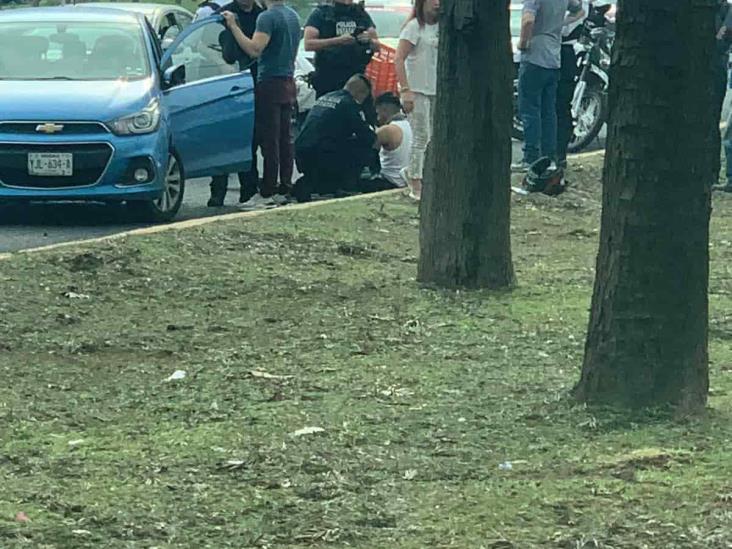 ¡Se lo llevó! Auto embiste a motociclista en Las Trancas