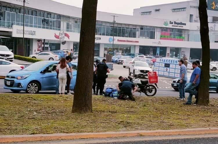 ¡Se lo llevó! Auto embiste a motociclista en Las Trancas