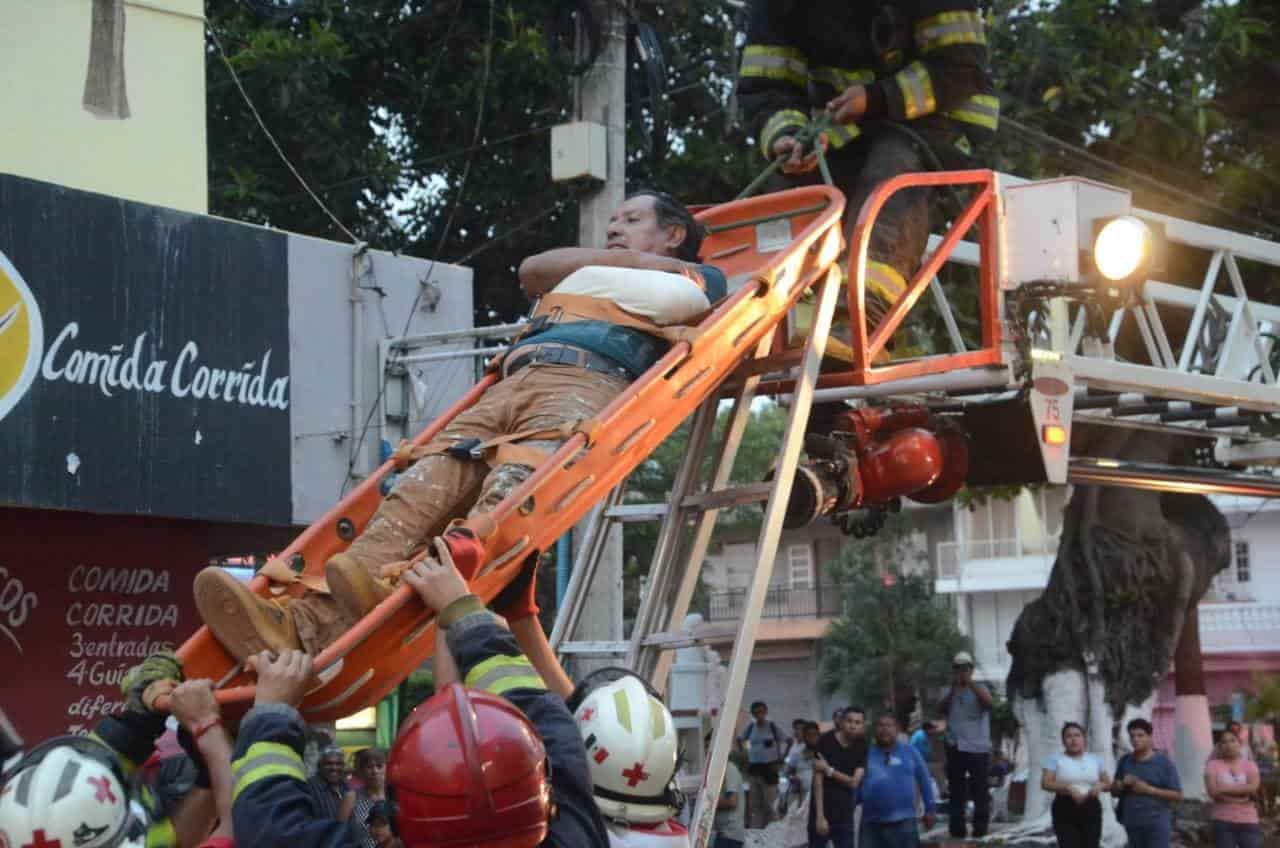 Rescatan a obrero caído en techo de Elektra en Centro de Veracruz (+video)