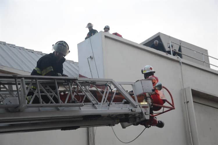 Rescatan a obrero caído en techo de Elektra en Centro de Veracruz (+video)