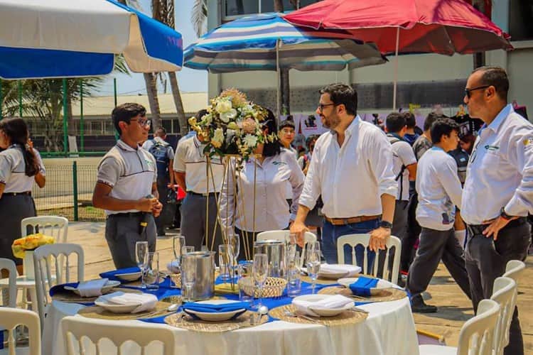 Alumnos del Conalep Veracruz celebran su Expo Emprende