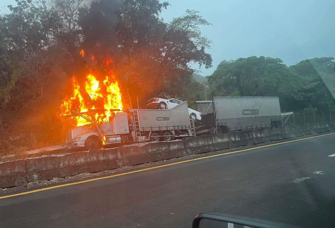 Se incendia tráiler-Nodriza en La Mancha, Veracruz