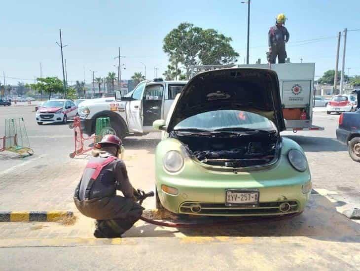 Arde en llamas automóvil en pleno estacionamiento de tienda en Coatzacoalcos