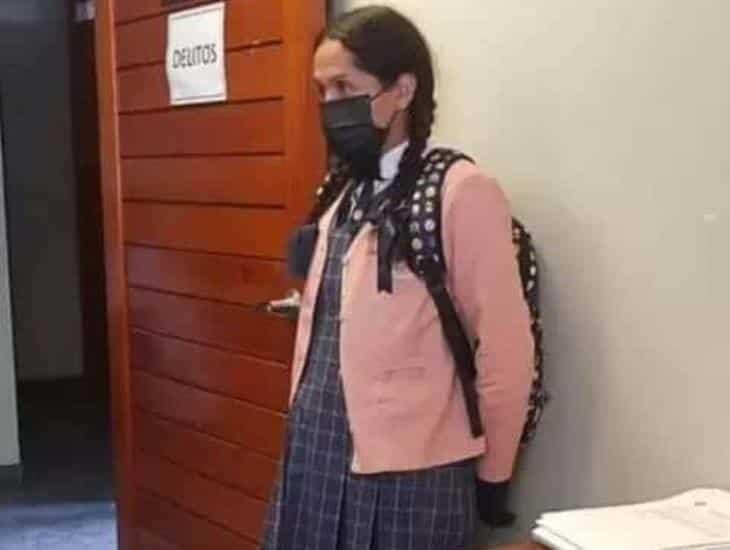 ¡Viejo cochino!, hombre se vestía de colegiala para grabar niñas en el baño de mujeres (+Video)