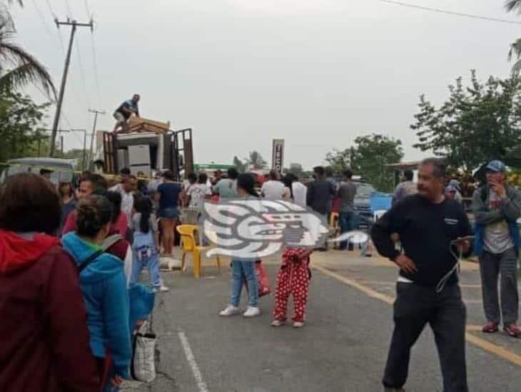 Bloquean acceso a Tecolutla; exigen justicia tras asesinato de Estefany