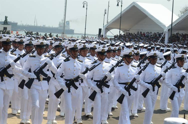 Jura de Bandera a cargo de la Heroica Escuela Naval en Malecón de Veracruz