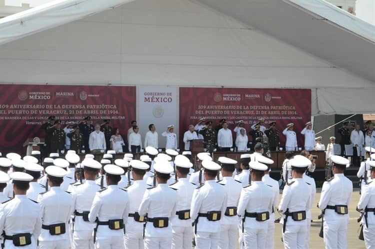 Con espectáculo aéreo conmemora Secretaría de Marina defensa de Veracruz