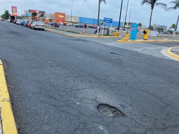 Aquejan baches y hundimientos al fraccionamiento Virginia