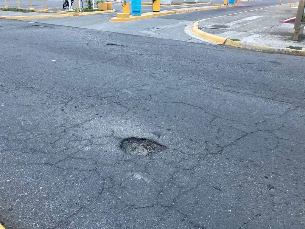 Aquejan baches y hundimientos al fraccionamiento Virginia