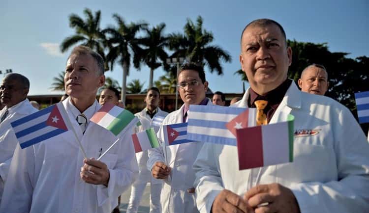 Arriban a Veracruz 19 médicos cubanos; buscan fortalecer sistema de salud