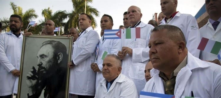 Arriban a Veracruz 19 médicos cubanos; buscan fortalecer sistema de salud