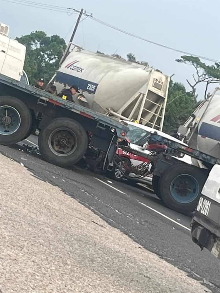 Su último destino; taxista se impacta contra un tráiler en carretera Coatzacoalcos- Villahermosa (+Vídeo)