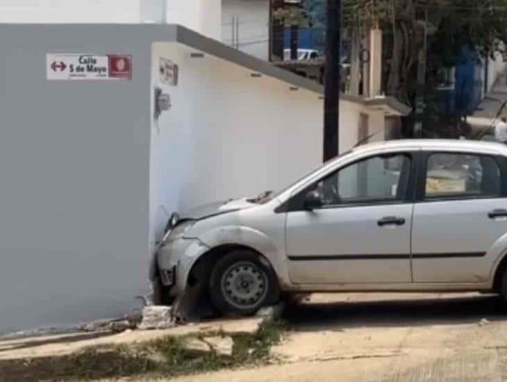 Acayuqueño se estampa contra vivienda tras quedarse sin frenos; deja su auto como pago por daños (+Vídeo)