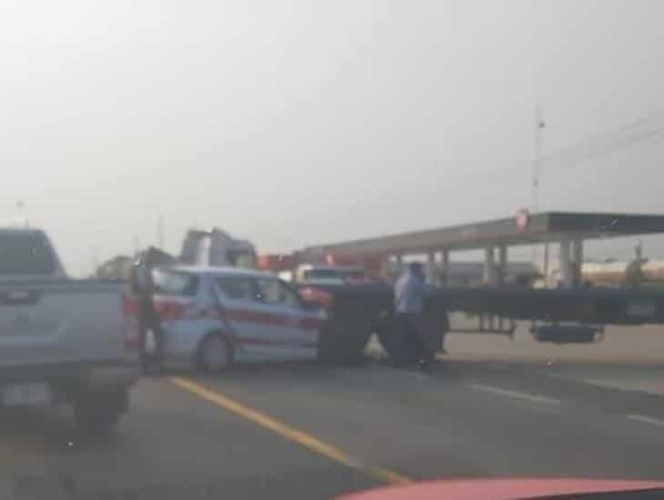 Su último destino; taxista se impacta contra un tráiler en carretera Coatzacoalcos- Villahermosa (+Vídeo)