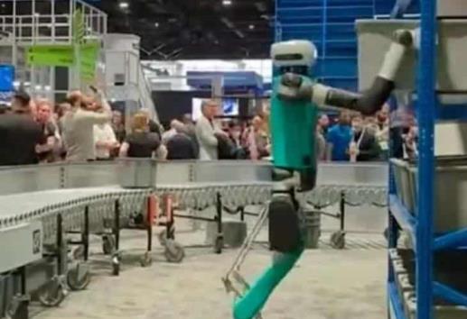 ¡No soportó!, robot colapsa luego de una intensa jornada laboral (+Video)