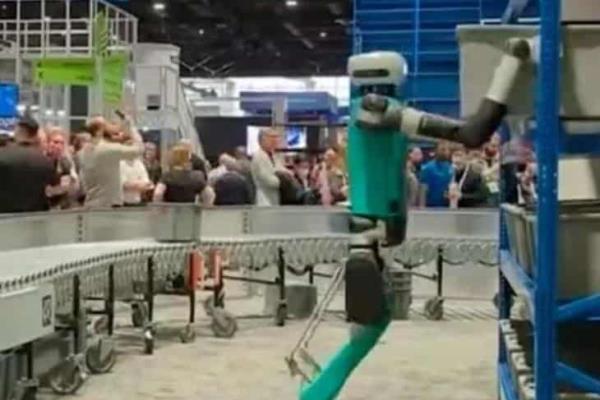 ¡No soportó!, robot colapsa luego de una intensa jornada laboral (+Video)