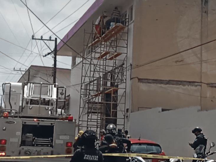 Sujeto recibe descarga eléctrica mientras trabajaba en un edificio de Xalapa