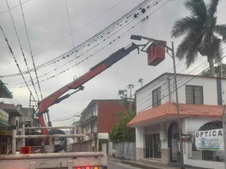 Tras fuerte tormenta, trabajan electricistas para restaurar energía en Córdoba