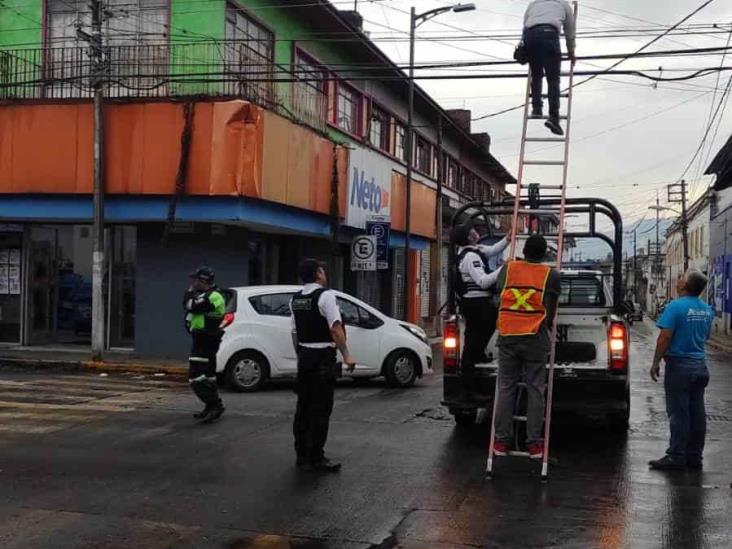 Tras fuerte tormenta, trabajan electricistas para restaurar energía en Córdoba